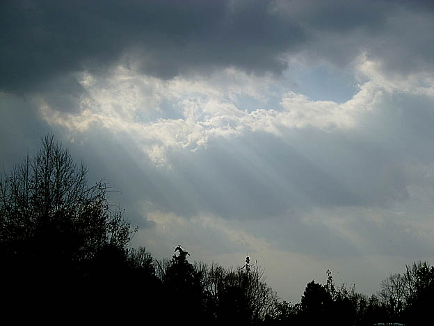 雲の合間からの光線