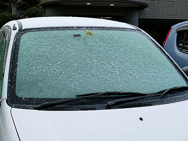 車のフロントガラスに雪が…。